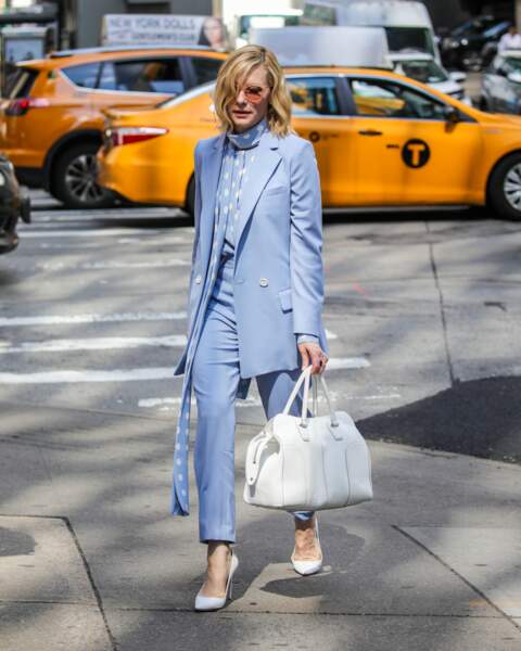 Cate Blanchett n'hésite pas à marier le motif à pois avec un blazer et un pantalon tailleur couleur bleu ciel. 