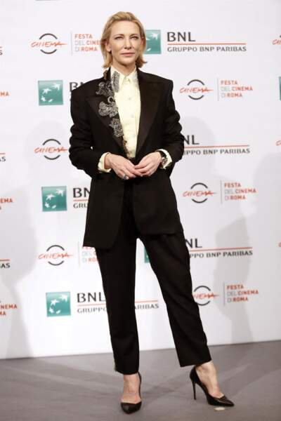 Cate Blanchett chic et lumineuse dans un tailleur pantalon noir et une jolie paire d'escarpins noirs. En dessous, l'actrice porte un chemisier à col jaune très clair. 