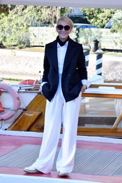 Cate Blanchett ose le pantalon costume blanc large et l'associe à une élégante veste bleue marine et une chemise blanche. 