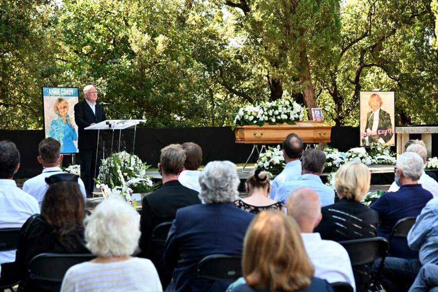 Claude Lemesle devant le public aux obsèques d'Annie Cordy le 12 septembre 2020