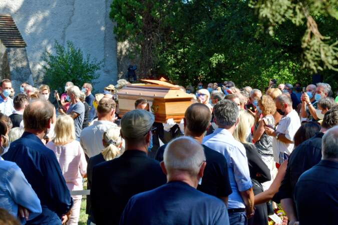 Le cercueil d'Annie Cordy traversant la foule