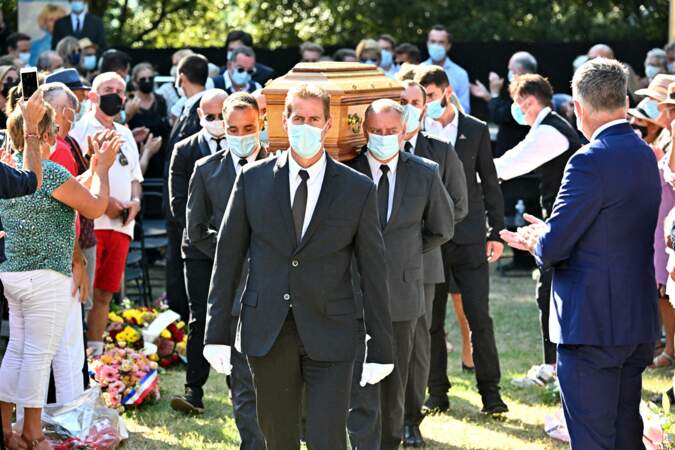 Départ du cercueil d'Annie Cordy sous les applaudissements le 12 septembre 2020