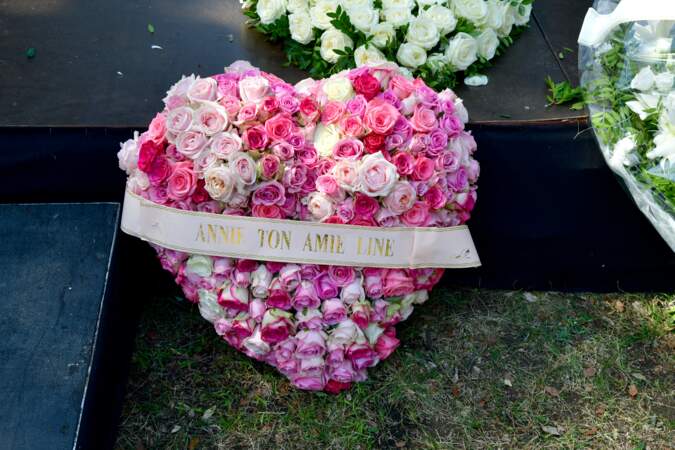 Couronne de fleurs offertes par Line Renaud pour les obsèques d'Annie Cordy