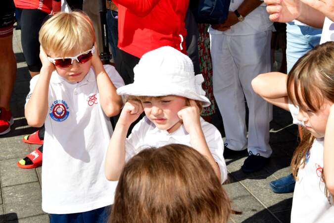 Le prince Jacques de Monaco et la princesse Gabriella de Monaco, enfants du couple princier, sont incommodés par le bruit assourdissant des applaudissements. 