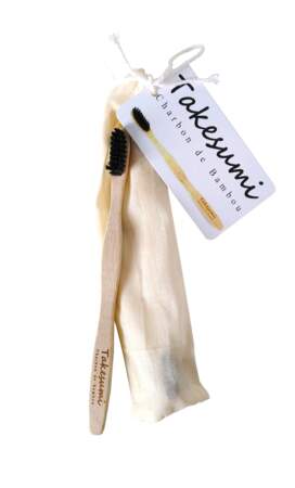 Brosse à dents (medium) infusée au charbon de bambou, Takesumi, 19 cm, 3,95€, en magasins bio, concept-store, pharmacies et parapharmacies