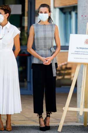 La reine Letizia d'Espagne assiste à la rentrée scolaire d'un lycée.