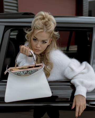 La chanteuse Rita Ora en shooting porte le Peekaboo "IseeU" blanc de Fendi.