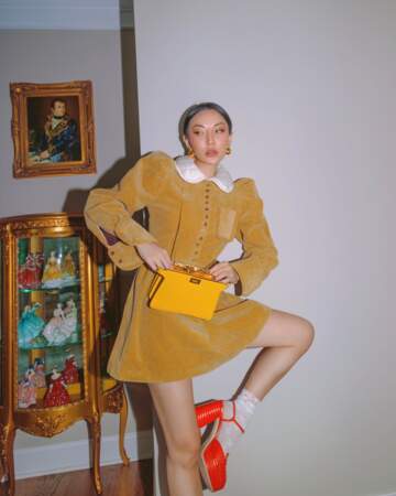 L'influenceuse Jessica Wang associe son peekaboo jaune "I See U" à son look de modeuse.