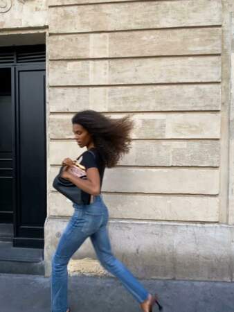Tina Kunakey dans Paris avec son peekaboo "IseeU" noir sur son épaule.  