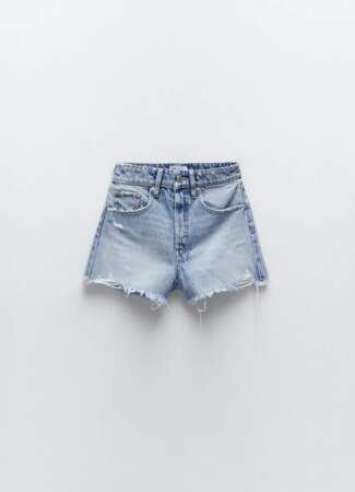 
Short en jean effiloché, 19,95€, Zara