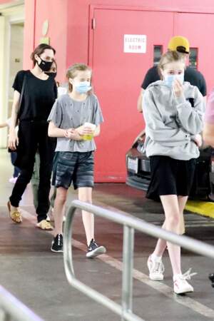 Angelina Jolie a fait des courses avec ses enfants, dont Shiloh, ce 19 septembre à Los Angeles.