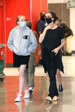 Shiloh Jolie-Pitt est allée faire des courses avec sa mère, Angelina Jolie et ses soeurs, Zahara et Vivienne. 