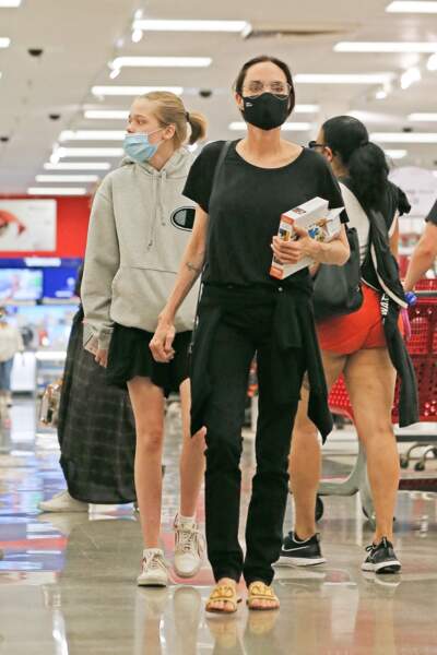 Shiloh Jolie-Pitt est allée faire des courses avec sa mère, à West Hollywood ce 19 septembre. 