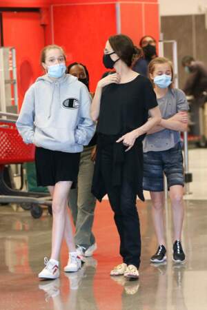 Ce 19 septembre, Shiloh Jolie-Pitt affichait un nouveau look au côté de sa mère. 