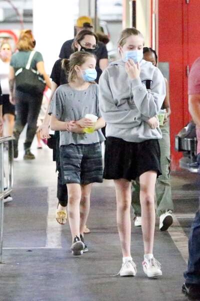 Shiloh Jolie-Pitt est allée faire des courses avec sa mère et ses soeurs, à Los Angeles, ce 19 septembre. 