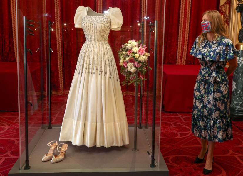 Afin qu'elle convienne à la morphologie de Beatrice d'York, la reine Elizabeth II a chargé sa couturière personnelle et habilleuse Angela Kelly d’y apporter quelques modifications 