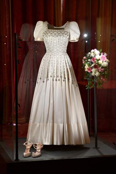 La robe de mariée de Beatrice d'York a été brodée à la main de motifs géométriques en cristaux et diamants sur le corsage, la taille ainsi que les hanches