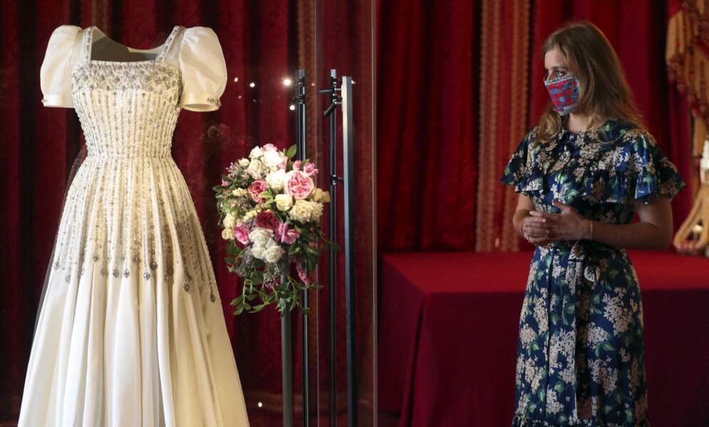 Pour rappel, la reine Elizabeth avait elle-même porté cette robe pour l’avant-première du film Lawrence d’Arabie, en 1962 à Londres
