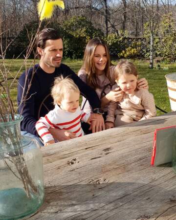 Carl Philip et Sofia de Suède, avec leurs deux enfants Alexander et Gabriel, le 11 avril 2020