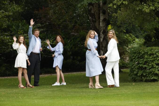 Le roi Willem Alexander des Pays-Bas en famille lors de la traditionnelle séance photo dans les jardins du Huis ten Bosch à La Haye, le 17 juillet 2020 
