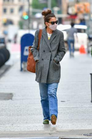L'actrice américaine de 41 ans Katie Holmes se promène dans les rues de New York, le 16 septembre 2020. La star de "Dawson" porte un manteau à carreaux, un jean bleu droit et une paire de chaussures plates. 