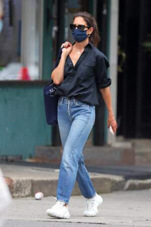 Katie Holmes aperçue à New York, se balade avec style dans une jolie blouse large, un jean bleu boyfriend et une paire de sneakers larges.
