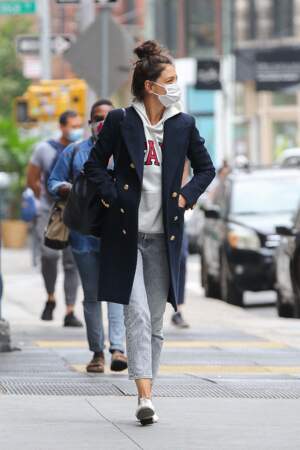 Katie Holmes se balade dans les rues de New York dans un sweat à capuche Gap et un jean gris qu'elle associe à des mocassins gris métalliques. 