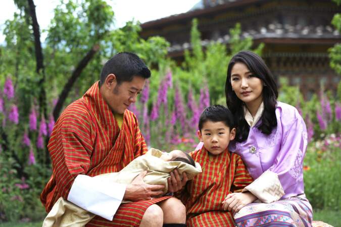Photo officielle de la famille royale du Bhoutan, dévoilée à l'occasion de la naissance du deuxième "royal baby". 