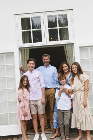 Le prince Frederik et son épouse la princesse Mary, entourés de leurs quatre enfants lors de leurs vacances estivales au Danemark