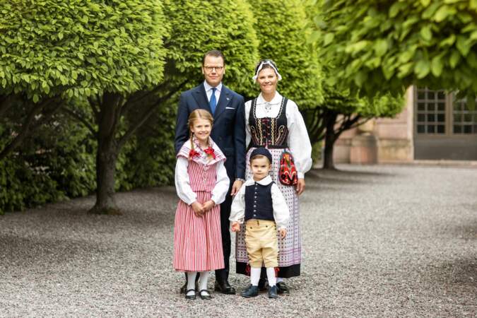Victoria et Daniel de Suède avec leurs enfants Estelle et Oscar à Stockholm le 5 juin 2020