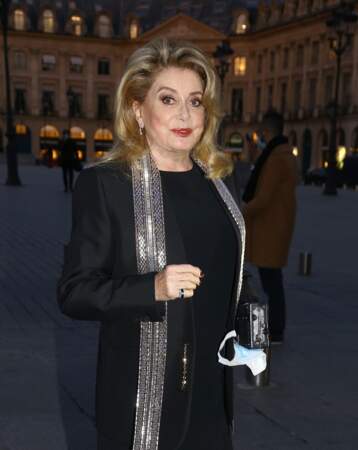 Catherine Deneuve s'est rendue à une soirée mode, organisée Place Vendôme, ce lundi 28 septembre 