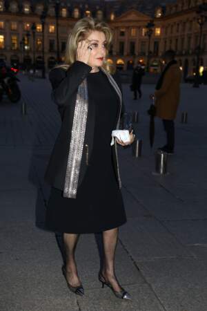 Catherine Deneuve arborait un total look noir lors de cette soirée Louis Vuitton qui se tenait place Vendôme