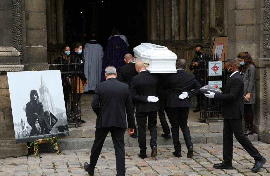 Le cercueil de Juliette Gréco a fait son entrée dans l'église Saint-Germain-des-Prés, ce lundi 5 octobre 