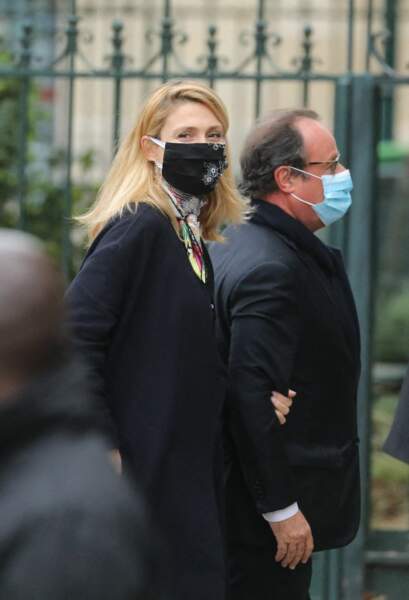 L'ancien président François Hollande et sa compagne Julie Gayet étaient tous les deux masqués aux obsèques de Juliette Gréco
