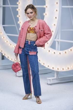 Lily Rose Depp en total look Chanel lors du défilé printemps-été 2021 au Grand Palais à Paris, le 6 octobre 2020.