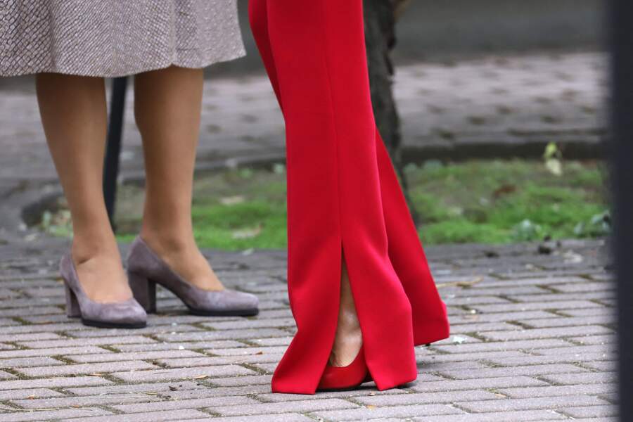 Le détail qui fait la différence : la jambe flare du pantalon, ouvert sur des escarpins rouges