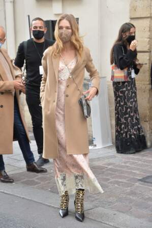 Natalia Vodianova au défilé Paco Rabanne collection Printemps-Eté 2021 a associé robe dentelle, manteau camel et bottines rock. 