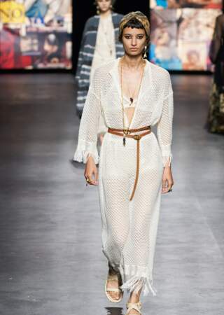 Le total look blanc selon Dior sur le défilé printemps-été 2021.
