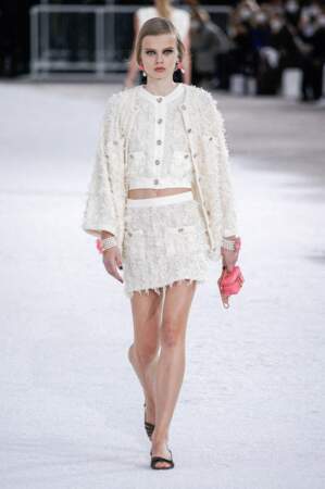 Tendance total look blanc sur le défilé Chanel printemps-été 2021