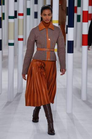 La ceinture classique marron se porte sur un manteau à carreaux lors du défilé Hermès Automne-Hiver 2020/2021 