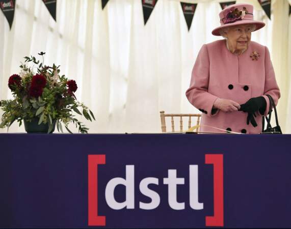 Pimpante dans son manteau rose bonbon, la reine Elizabeth II semblait en grande forme durant cette visite