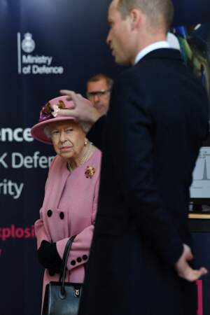 La reine et son petit-fils le prince William visitent le laboratoire des sciences et de la technologie de la défense (DSTL) à Porton Down, le 15 octobre 2020