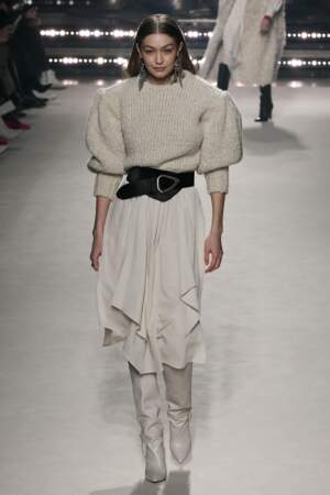 La ceinture XXL se porte sur un pull en cachemire et une jupe mi-longue lors du défilé automne-hiver 2020/2021 lors de la semaine de la mode à Paris Isabel Marant.