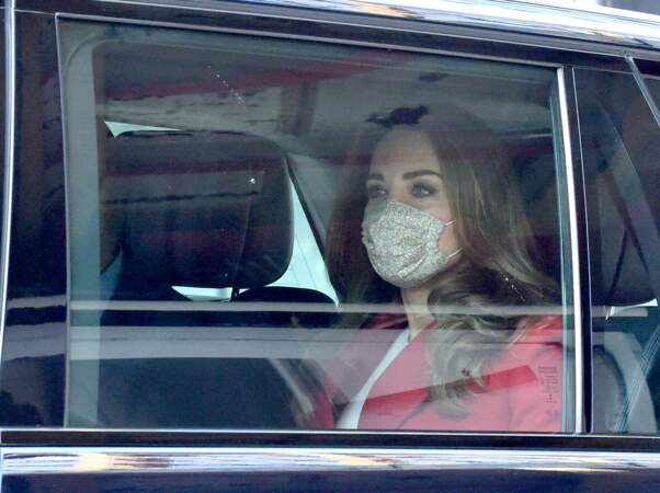 Kate Middleton masquée dans sa voiture