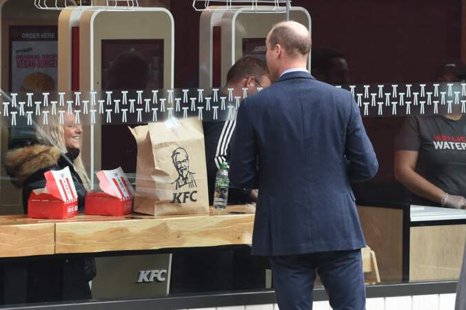 Le prince William salue une cliente d'un fast-food