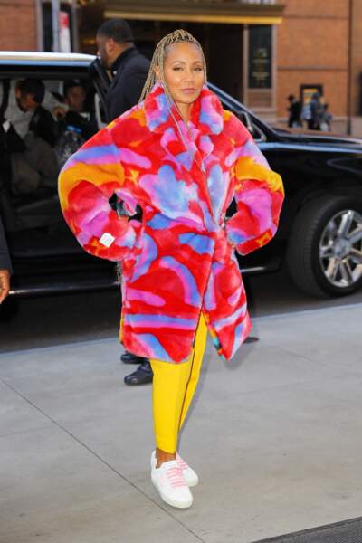 Jada Pinkett Smith ose porter le manteau en fausse fourrure multicolore dans les rues de New York