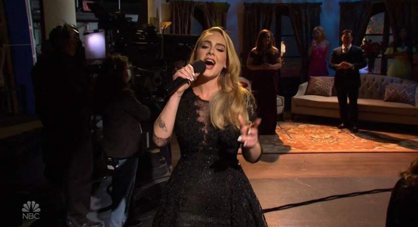 Adele a dévoilé une nouvelle silhouette et rayonne dans l'émission Saturday Night Live à Los Angeles, le 24 octobre 2020