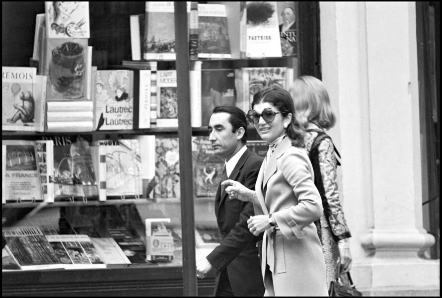 Jackie Kennedy dans les rues de Paris.