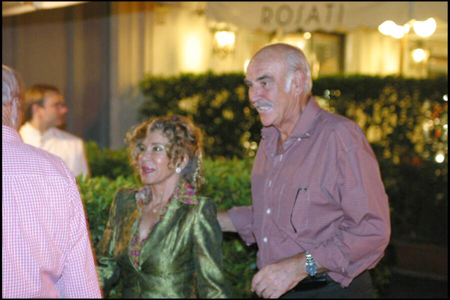 Sean Connery et son épouse se rendant au restaurant