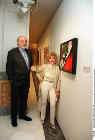 Sean Connery et l'artiste-peintre Micheline Roquebrune posent au vernissage d'une exposition en 2000